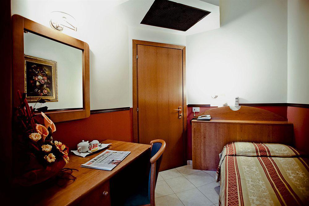 Hotel Saturnia Рим Экстерьер фото